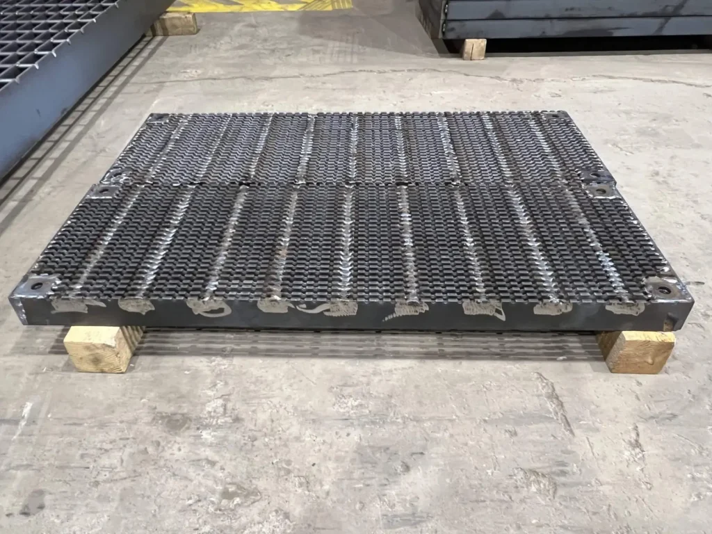 Serrated heel safe grate with lugs