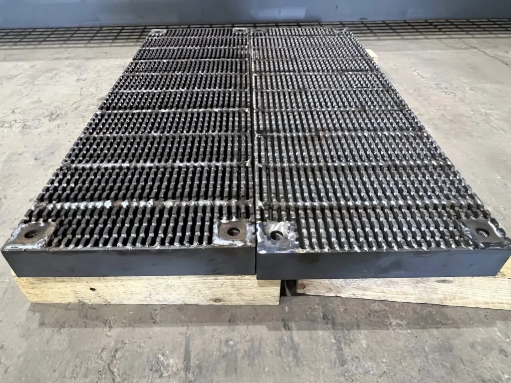 Serrated heel safe grate with lugs